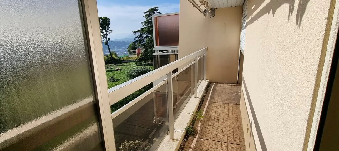 Studio à rénover à Nice OUEST avec vue mer et garage 