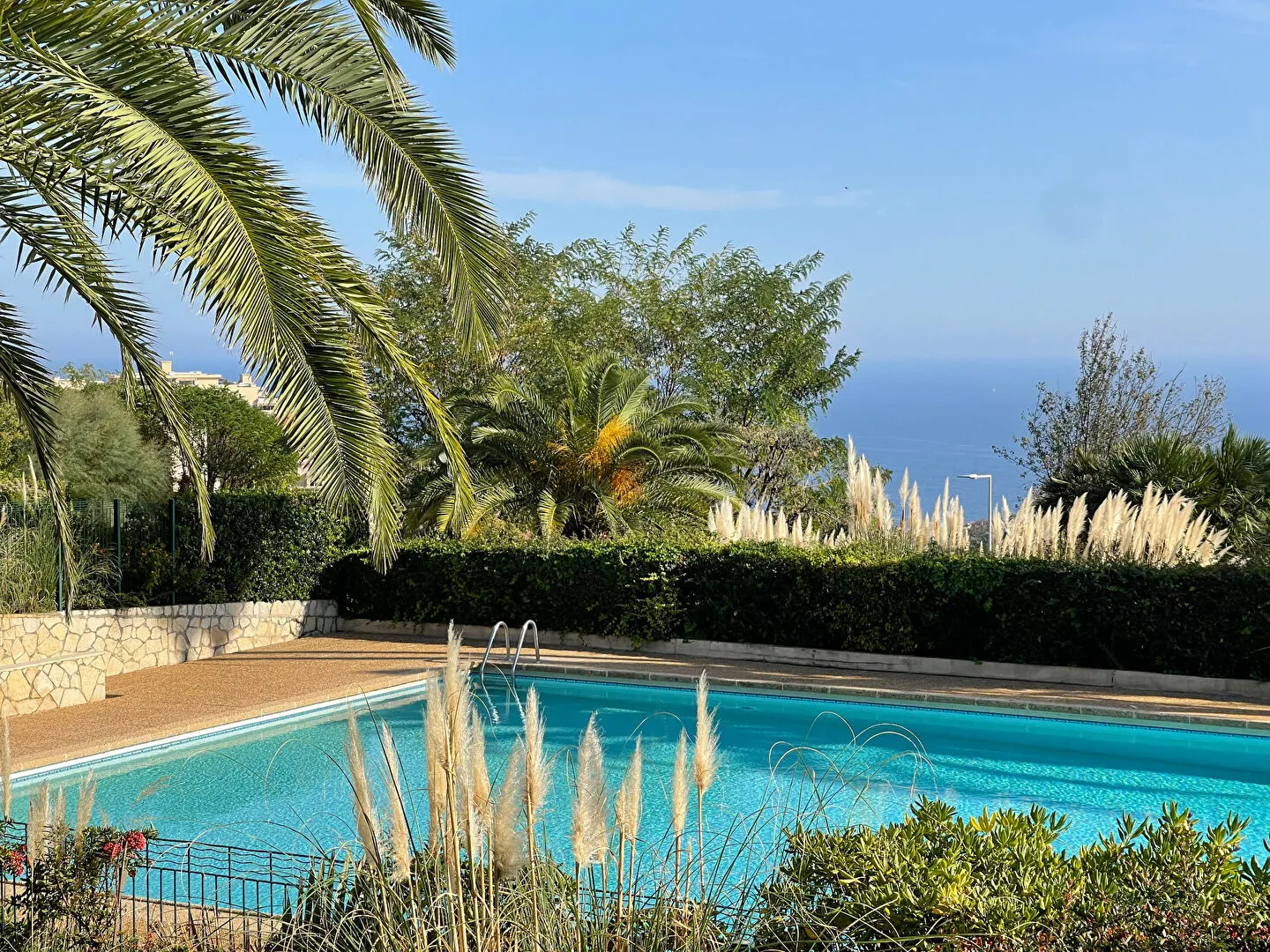 Studio à rénover à Nice OUEST avec vue mer et garage 