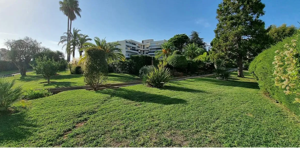 Studio à rénover à Nice OUEST avec vue mer et garage 