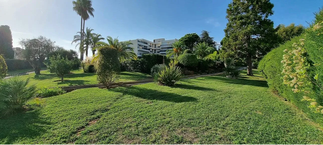 Studio à rénover à Nice OUEST avec vue mer et garage 