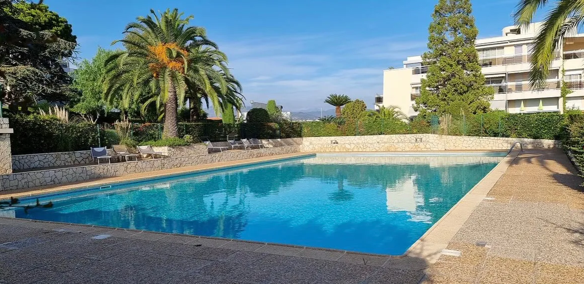 Studio à rénover à Nice OUEST avec vue mer et garage 