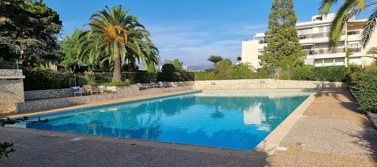 Studio à rénover à Nice OUEST avec vue mer et garage 