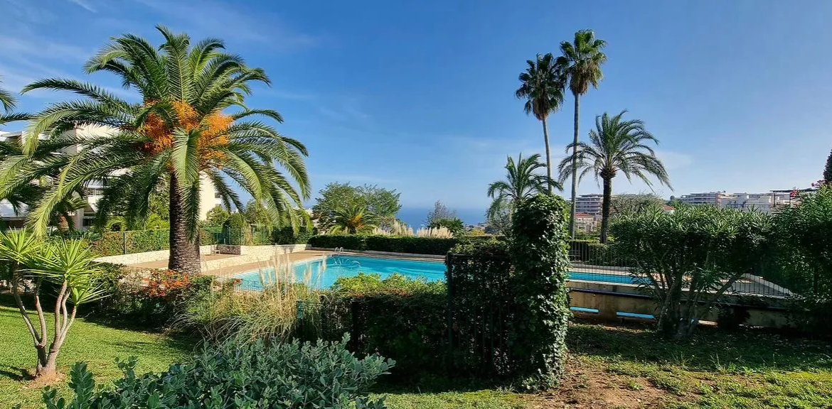 Studio à rénover à Nice OUEST avec vue mer et garage 