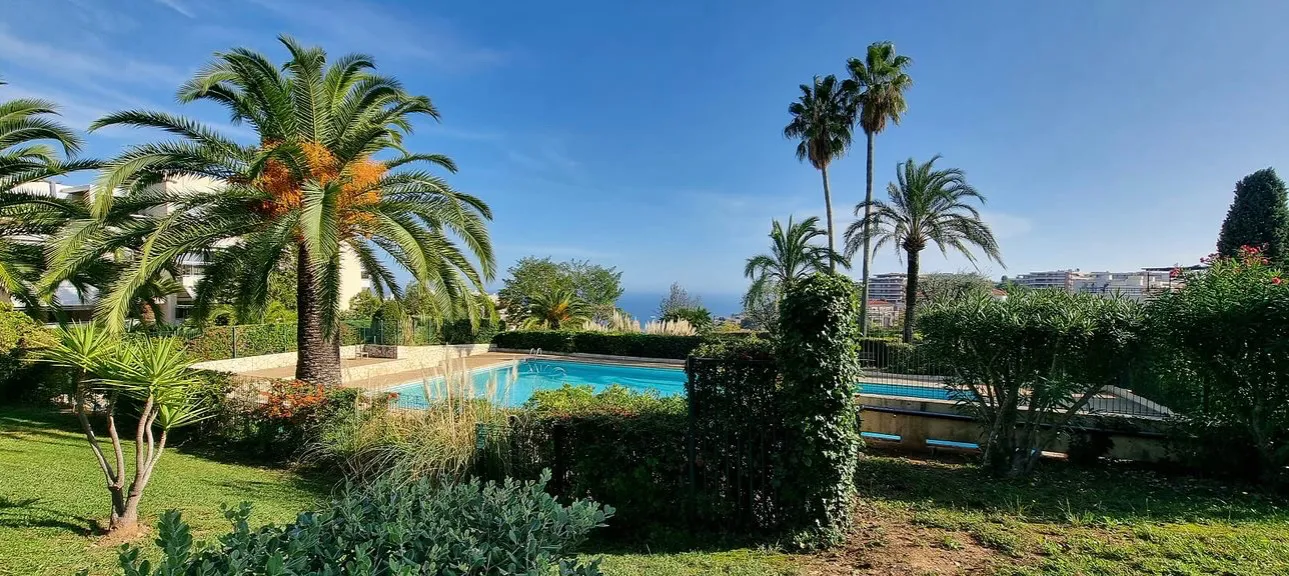 Studio à rénover à Nice OUEST avec vue mer et garage 