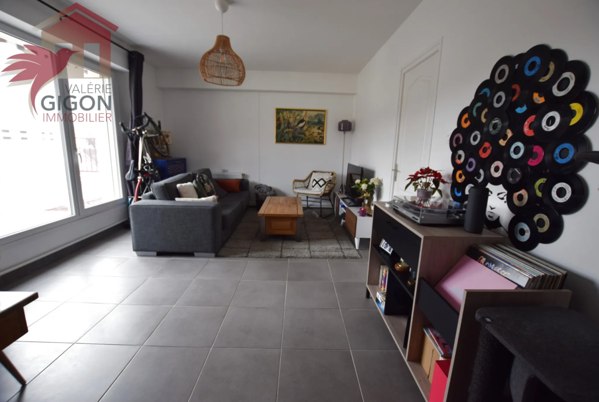 À vendre : Appartement F2 rénové avec terrasse à Grand-Charmont 