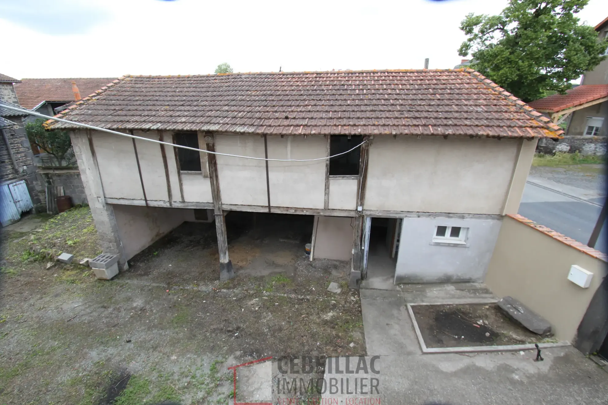 Maison avec jardin et dépendances à vendre à Saint-Laure, proche d'Ennezat 