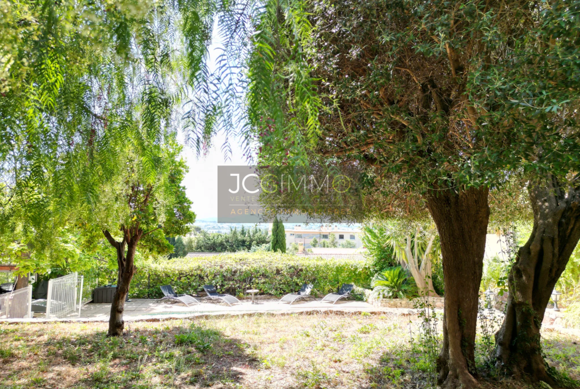 Terrain à La Farlède de 614 m² avec piscine et vue 