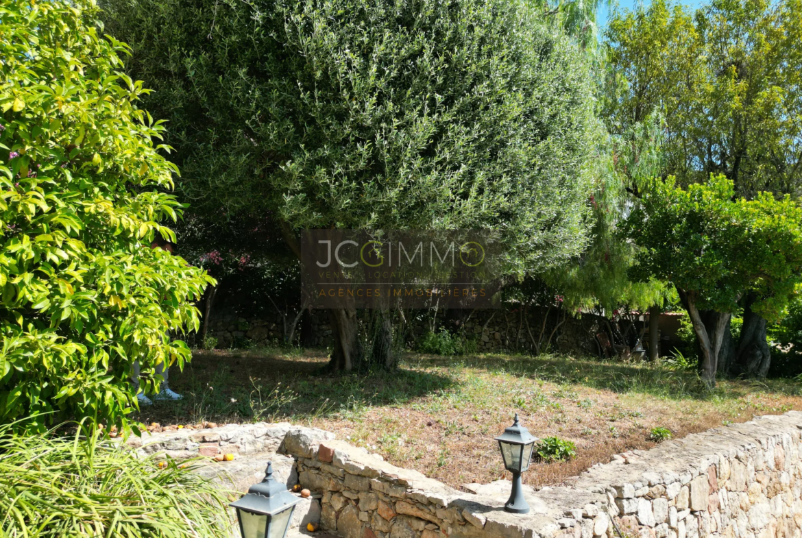 Terrain à La Farlède de 614 m² avec piscine et vue 