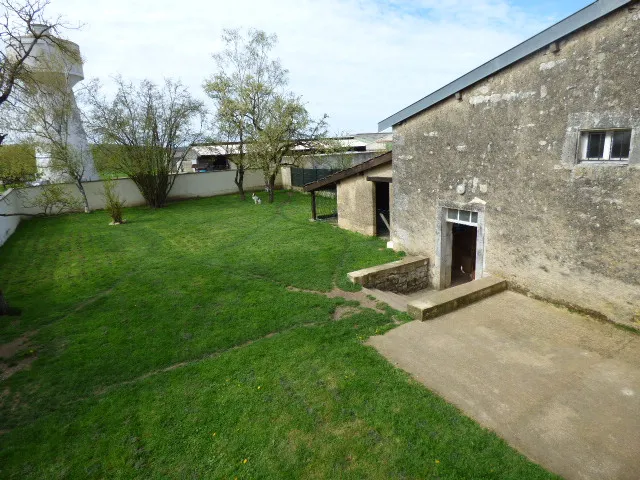 Grande Maison de Caractère avec Jardin et Garage à Vaucouleurs 