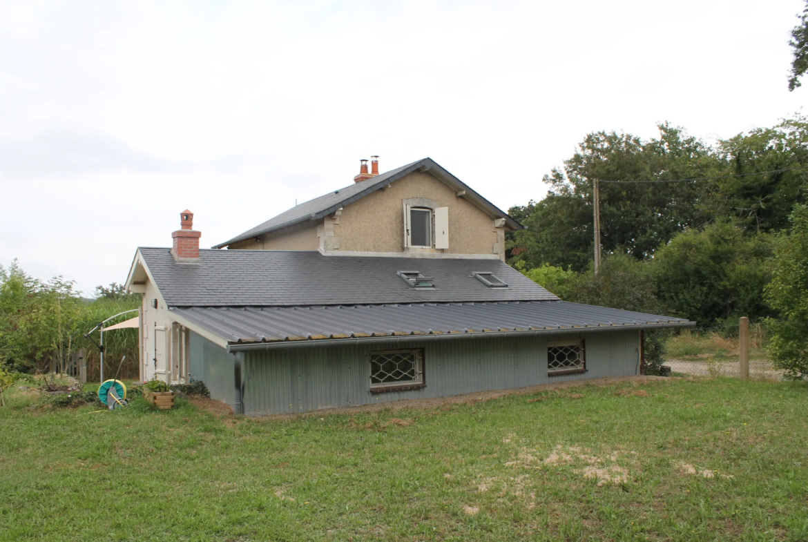 Maison de chemin de fer rénovée à Champillet sur 1260 m² 