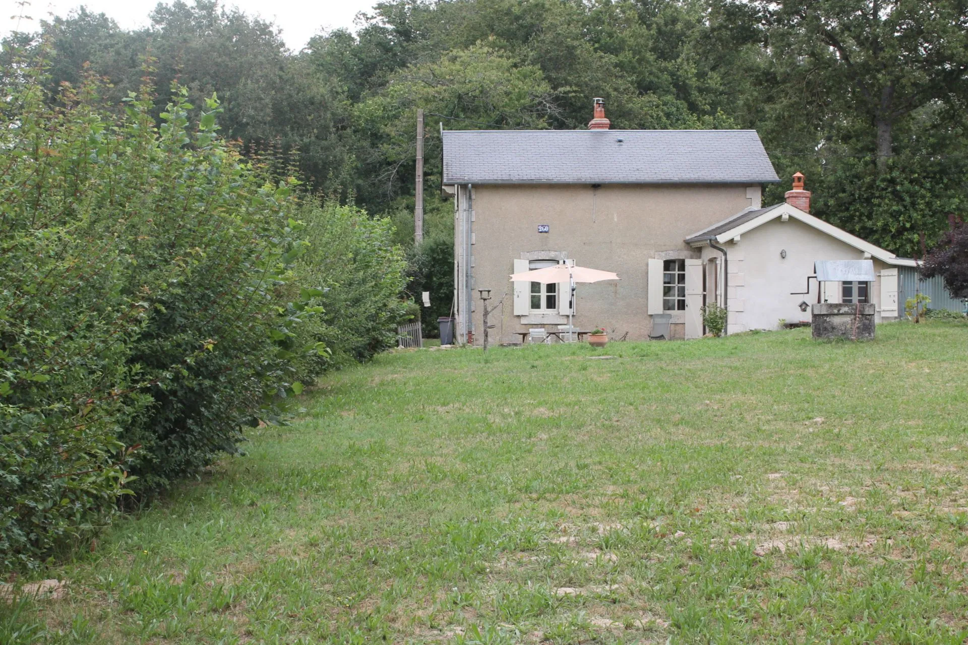 Maison de chemin de fer rénovée à Champillet sur 1260 m² 