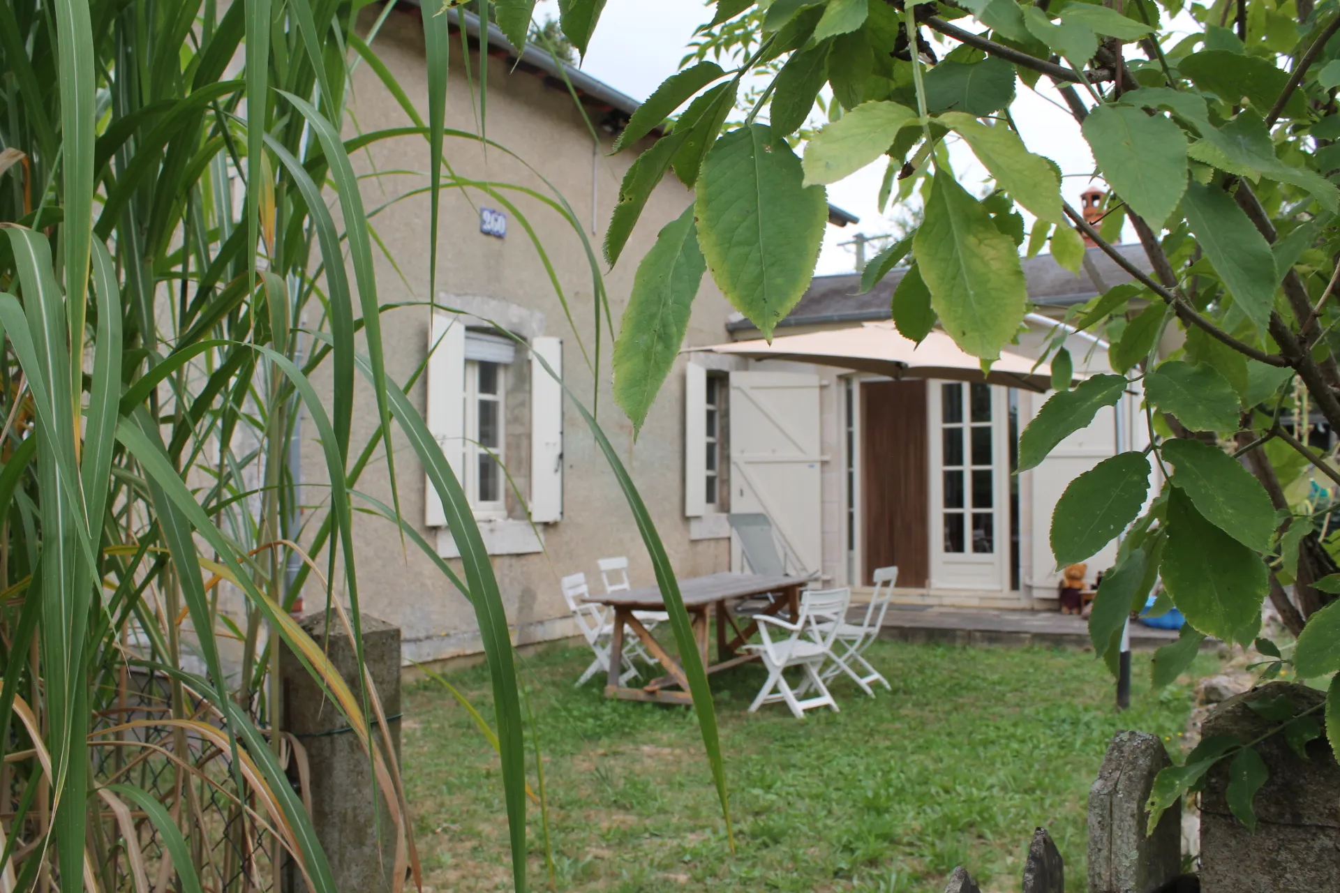 Maison de chemin de fer rénovée à Champillet sur 1260 m² 