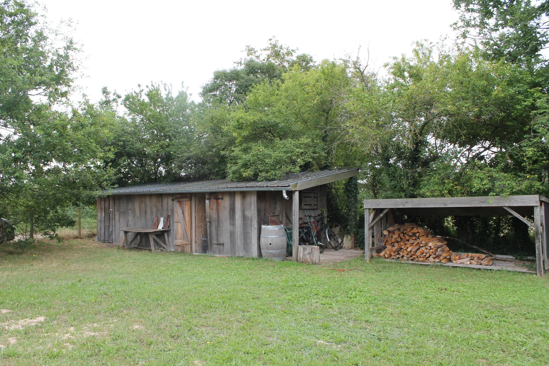 Maison de chemin de fer rénovée à Champillet sur 1260 m² 