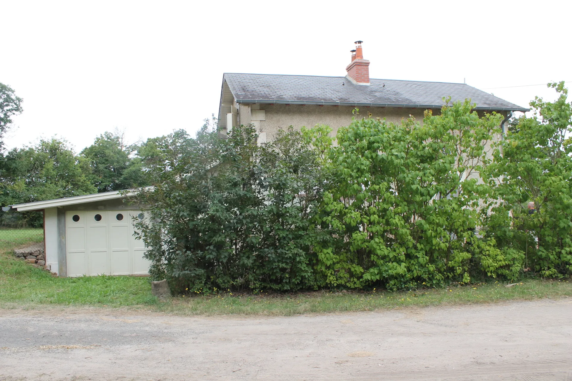 Maison de chemin de fer rénovée à Champillet sur 1260 m² 