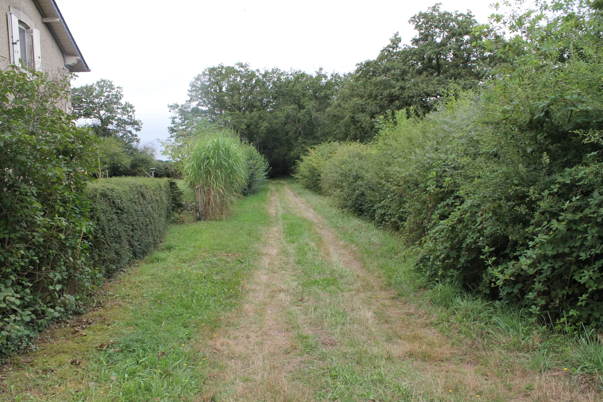 Maison de chemin de fer rénovée à Champillet sur 1260 m² 