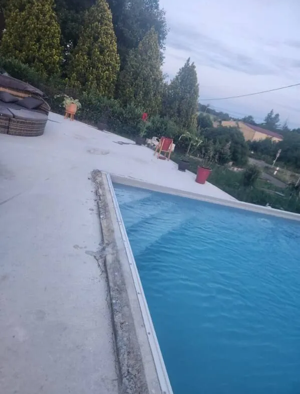 Belle villa de plain-pied avec chalet et piscine à Serignac 