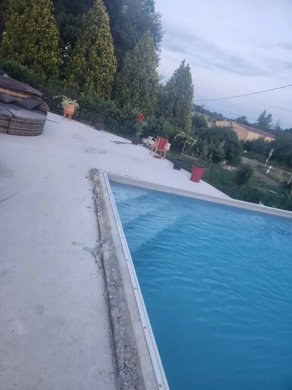 Belle villa de plain-pied avec chalet et piscine à Serignac 