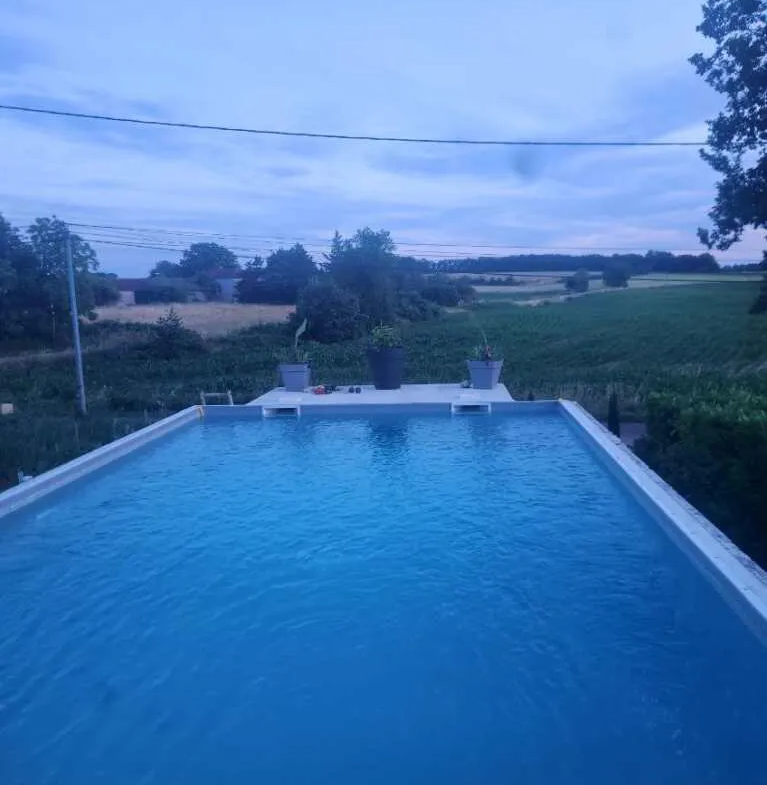 Belle villa de plain-pied avec chalet et piscine à Serignac 