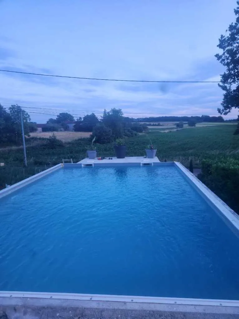 Belle villa de plain-pied avec chalet et piscine à Serignac 