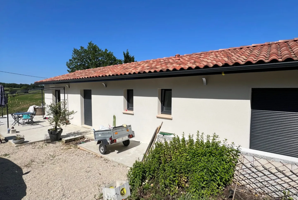 Belle villa de plain-pied avec chalet et piscine à Serignac 