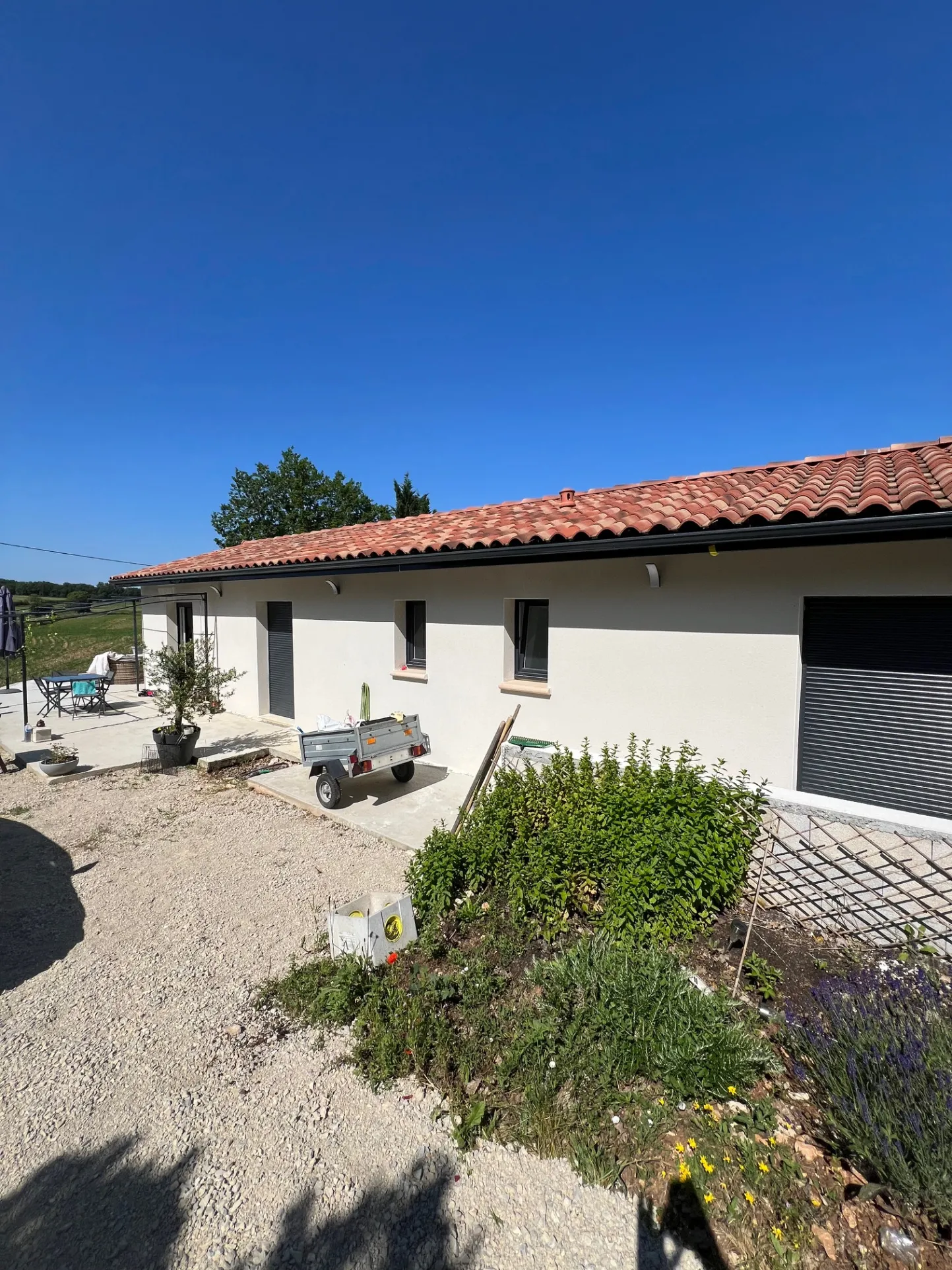 Belle villa de plain-pied avec chalet et piscine à Serignac 