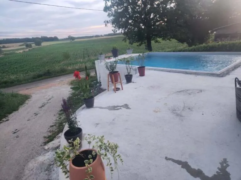 Belle villa de plain-pied avec chalet et piscine à Serignac 