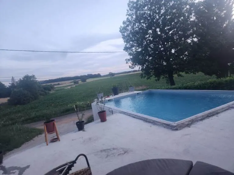 Belle villa de plain-pied avec chalet et piscine à Serignac 