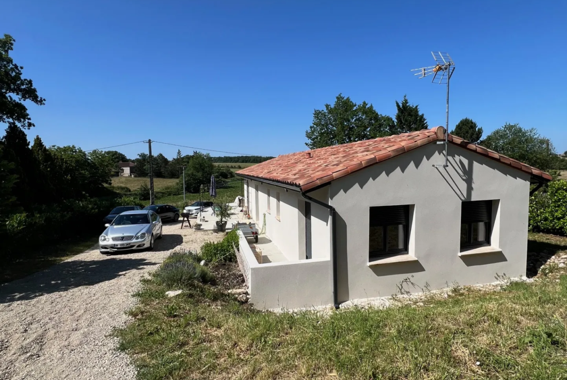 Belle villa de plain-pied avec chalet et piscine à Serignac 