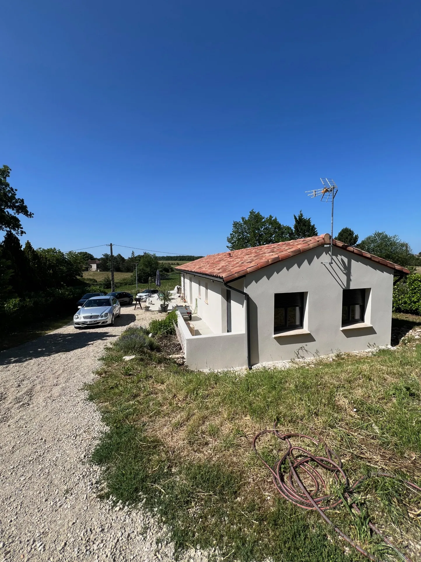 Belle villa de plain-pied avec chalet et piscine à Serignac 