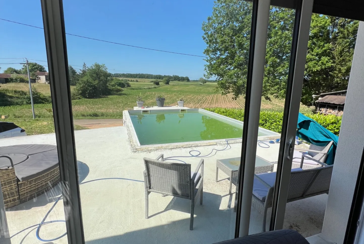 Belle villa de plain-pied avec chalet et piscine à Serignac 