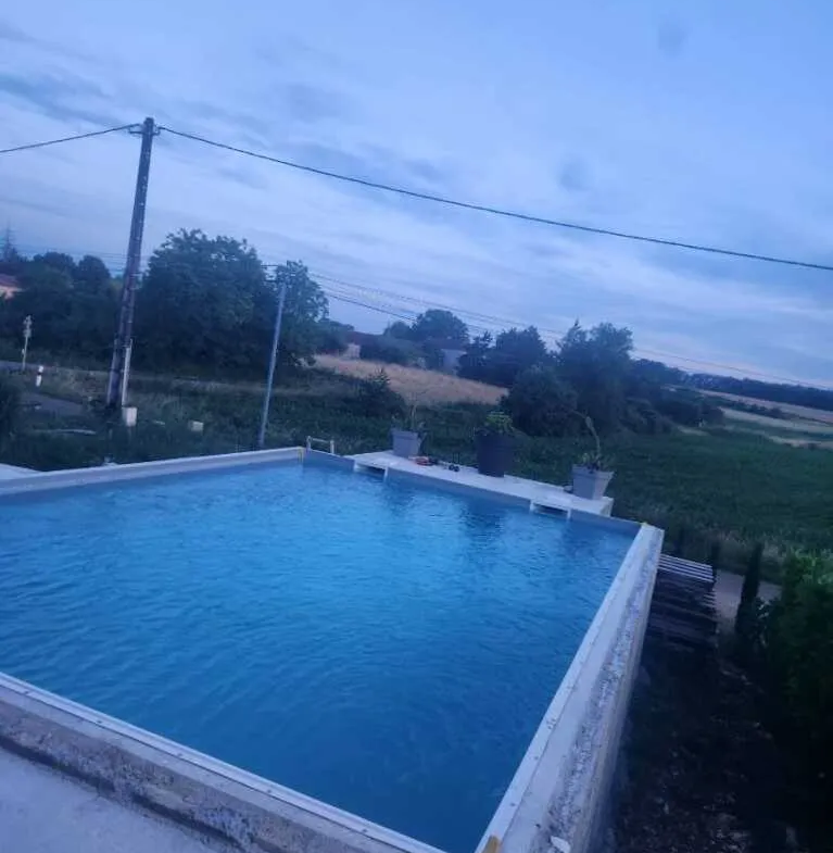 Belle villa de plain-pied avec chalet et piscine à Serignac 