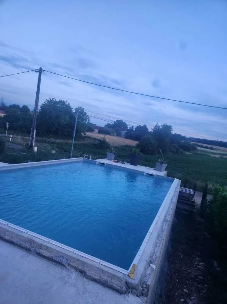 Belle villa de plain-pied avec chalet et piscine à Serignac 