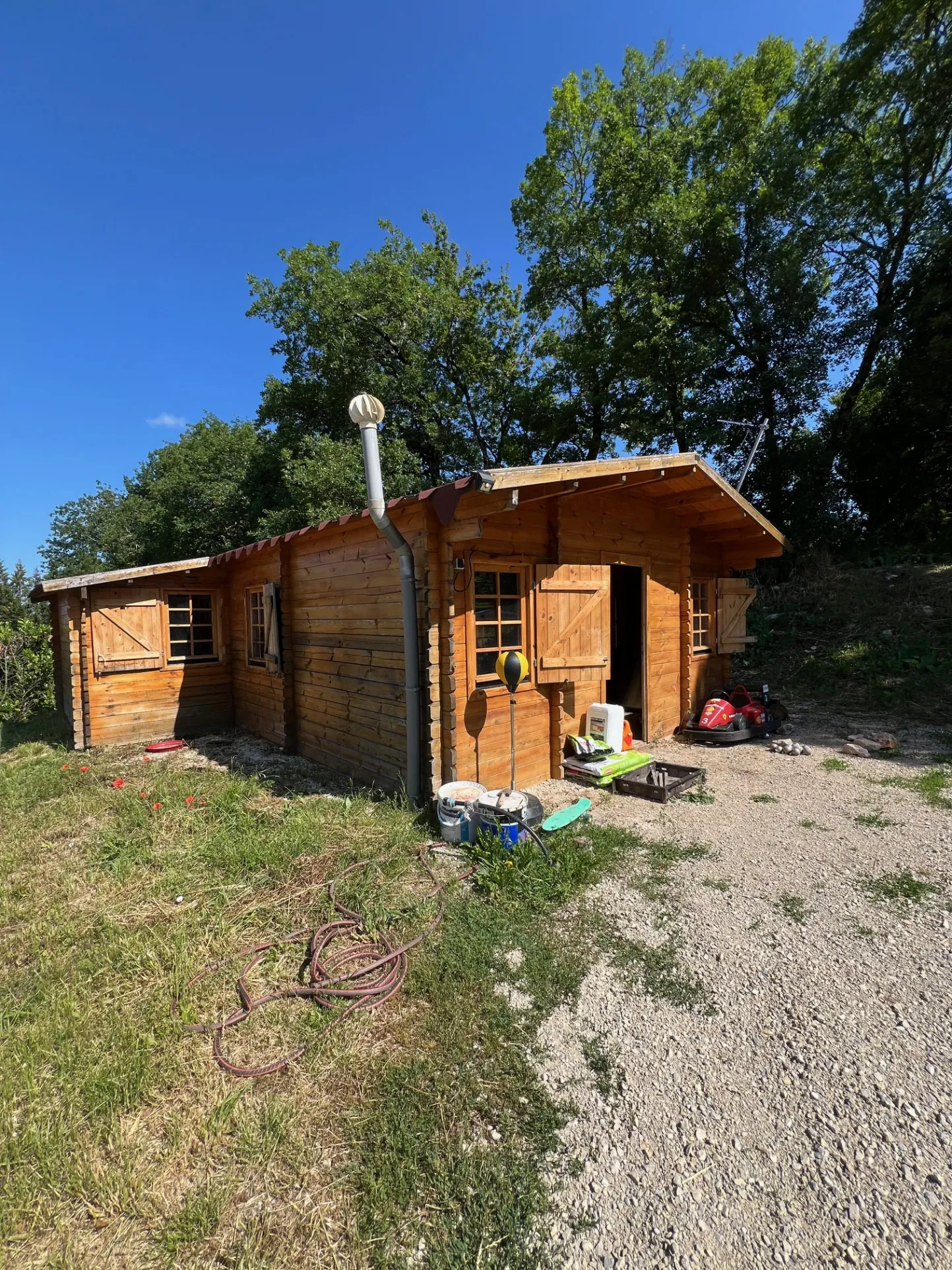 Belle villa de plain-pied avec chalet et piscine à Serignac 