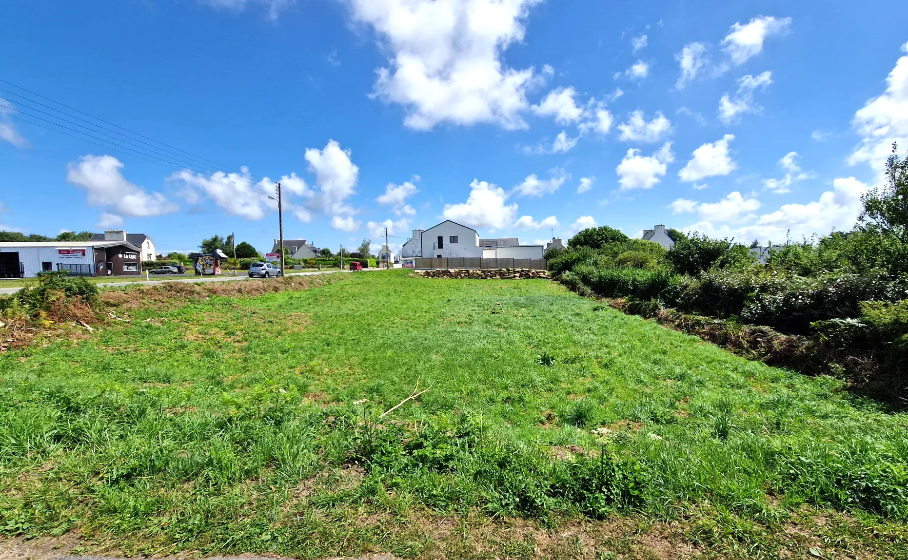 Terrain constructible de 1505 m2 à Plouhinec (29) 