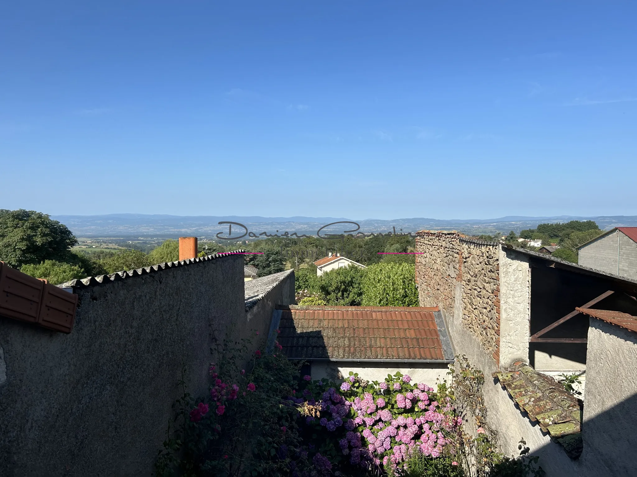 Maison de village à vendre à Neulise avec terrain 