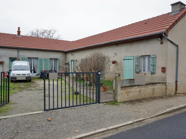 Maison entre Digoin et Le Donjon avec jardin et hangar