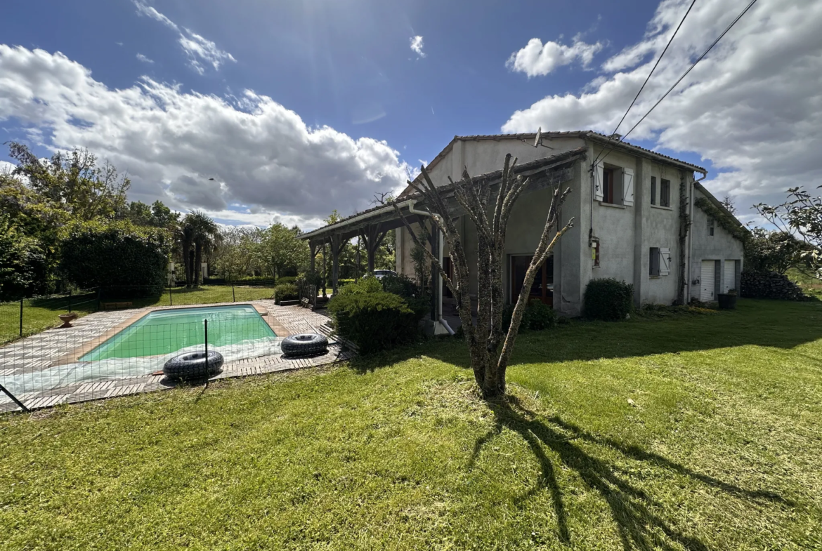 Très belle maison de village au calme sans vis-à-vis à Beaumont de Lomagne 