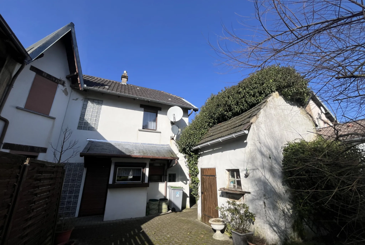 Maison familiale à vendre à L'Hôpital avec jardin 