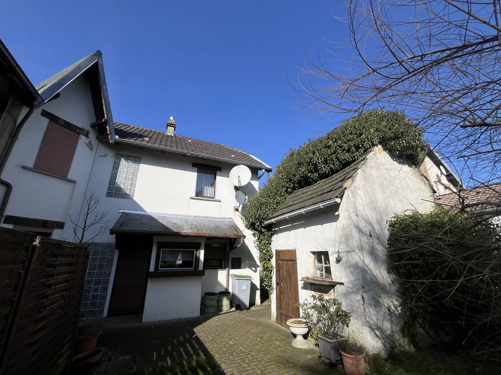 Maison familiale à vendre à L'Hôpital avec jardin 