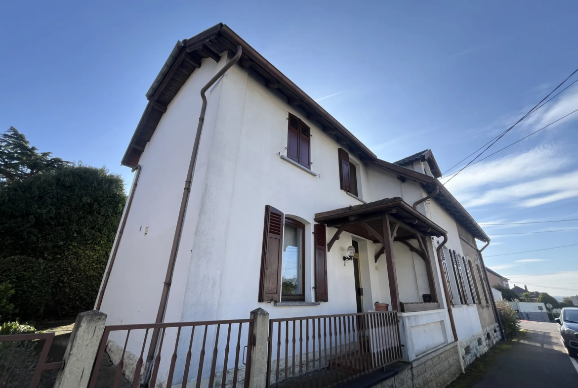 Maison familiale à vendre à L'Hôpital avec jardin 