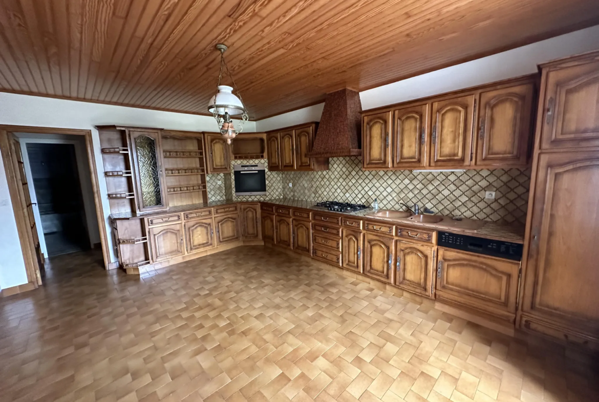 Maison en pierre à vendre à Baud - 4 chambres et 40 m² de terrasse 