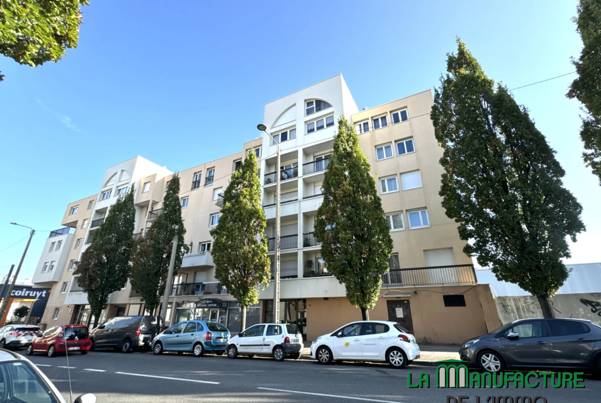 Appartement T5 rénové à vendre - Balcons, garage, et parking à Saint-Étienne 