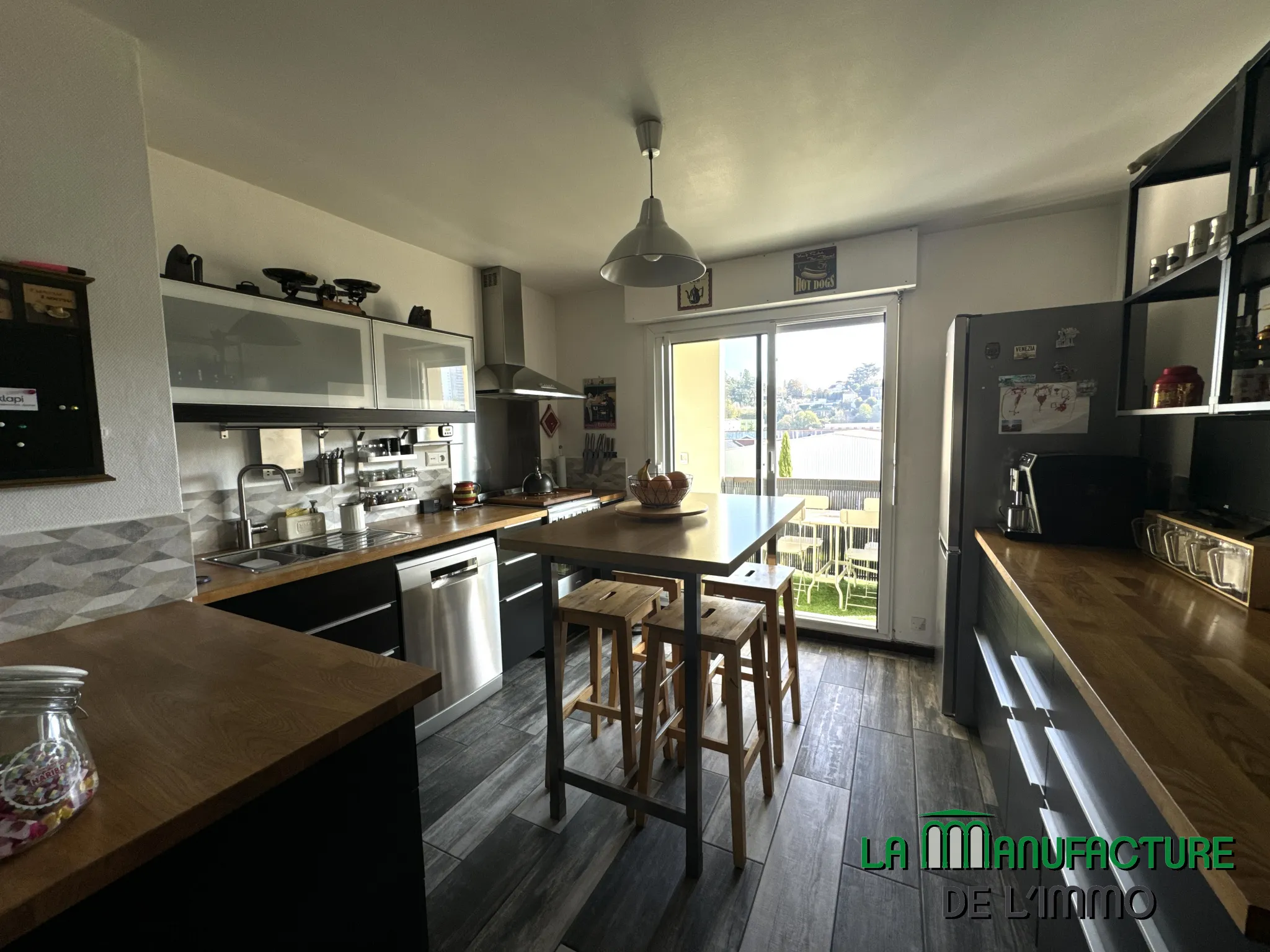 Appartement T5 rénové à vendre - Balcons, garage, et parking à Saint-Étienne 