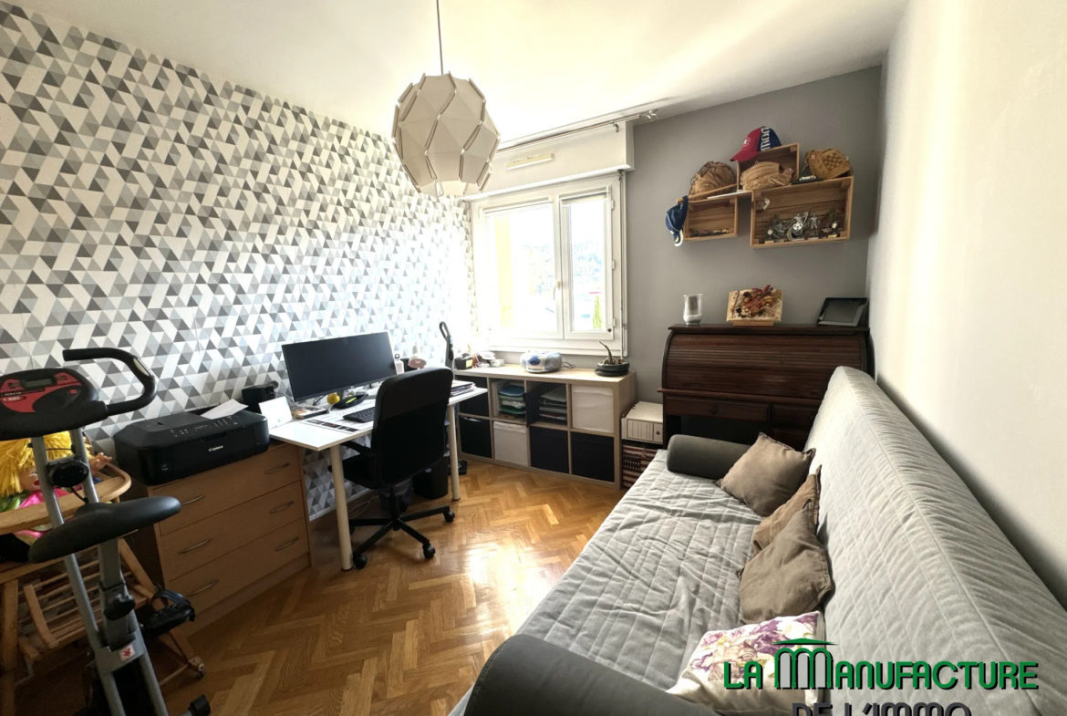 Appartement T5 rénové à vendre - Balcons, garage, et parking à Saint-Étienne 