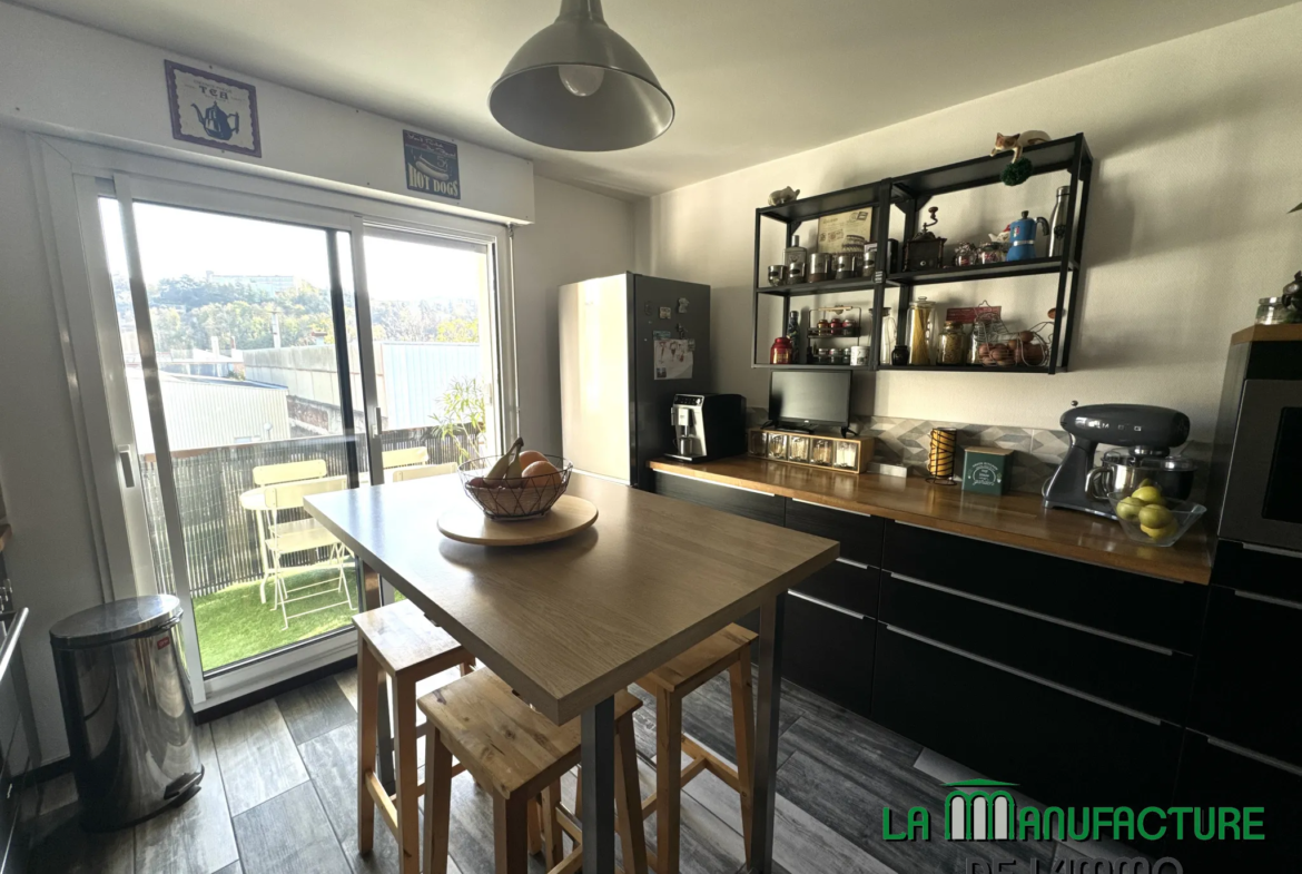 Appartement T5 rénové à vendre - Balcons, garage, et parking à Saint-Étienne 