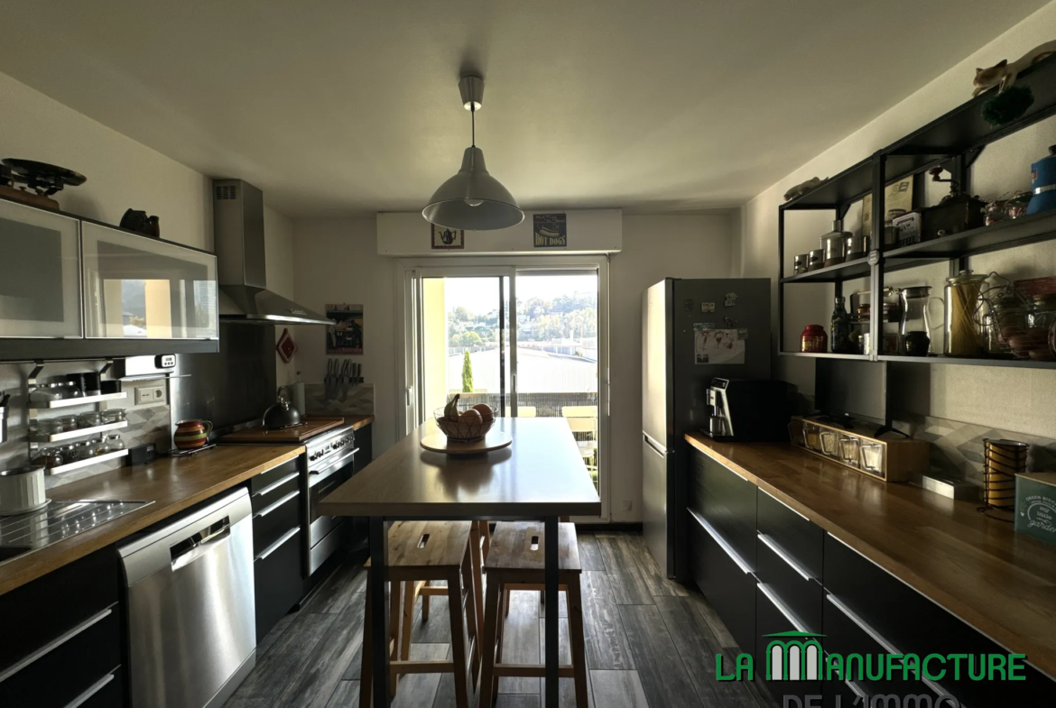 Appartement T5 rénové à vendre - Balcons, garage, et parking à Saint-Étienne 