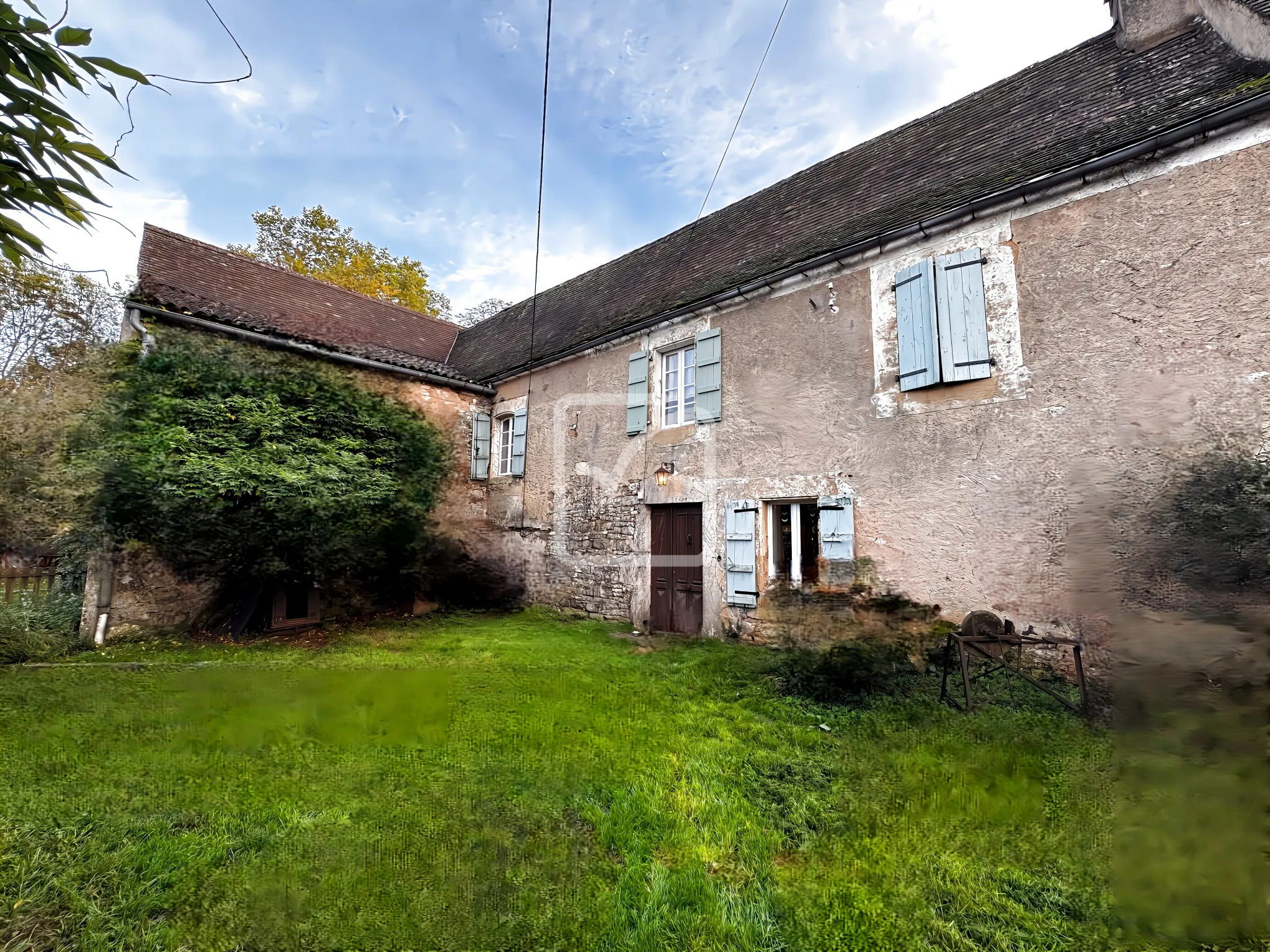 Charmant ensemble immobilier avec Longère de 1850 aux Portes du Périgord Noir et du Quercy 