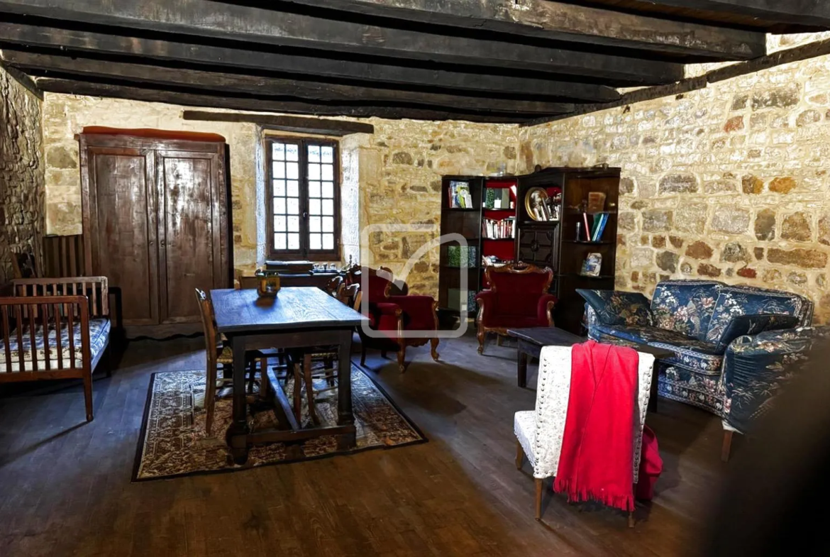 Charmant ensemble immobilier avec Longère de 1850 aux Portes du Périgord Noir et du Quercy 