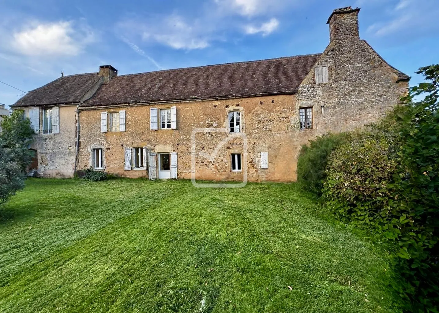 Charmant ensemble immobilier avec Longère de 1850 aux Portes du Périgord Noir et du Quercy 