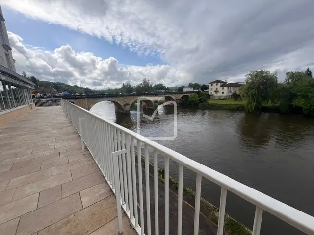 À vendre : Murs et fonds de restaurant avec terrasse à Le Bugue 